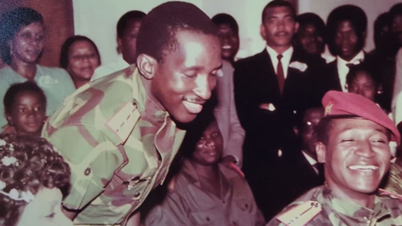 Thomas Sankara, à esquerda, ao lado de seu ex-aliado, Blaise Compaoré