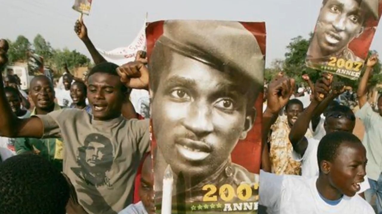 Thomas Sankara estampa cartaz em manifestação africana