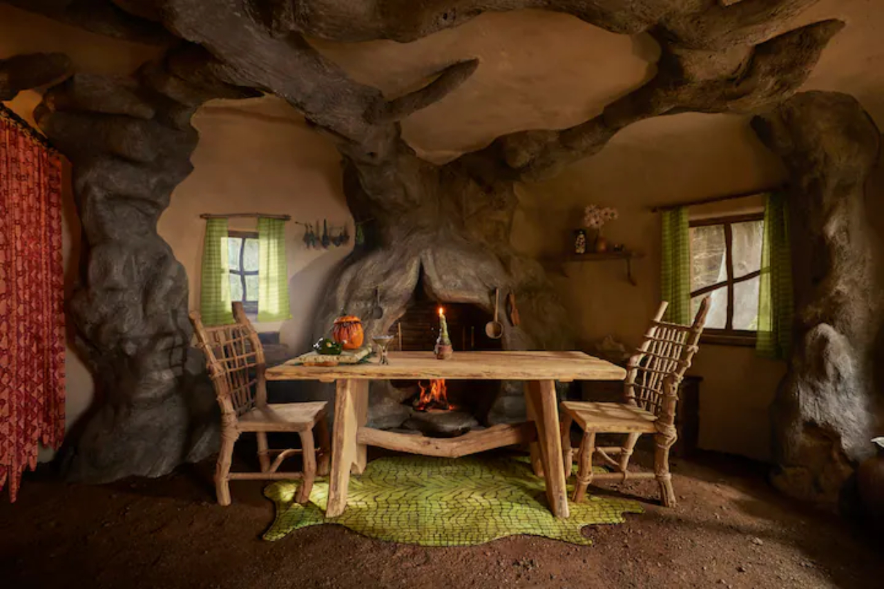 Interior da réplica da casa do Shrek, na Escócia