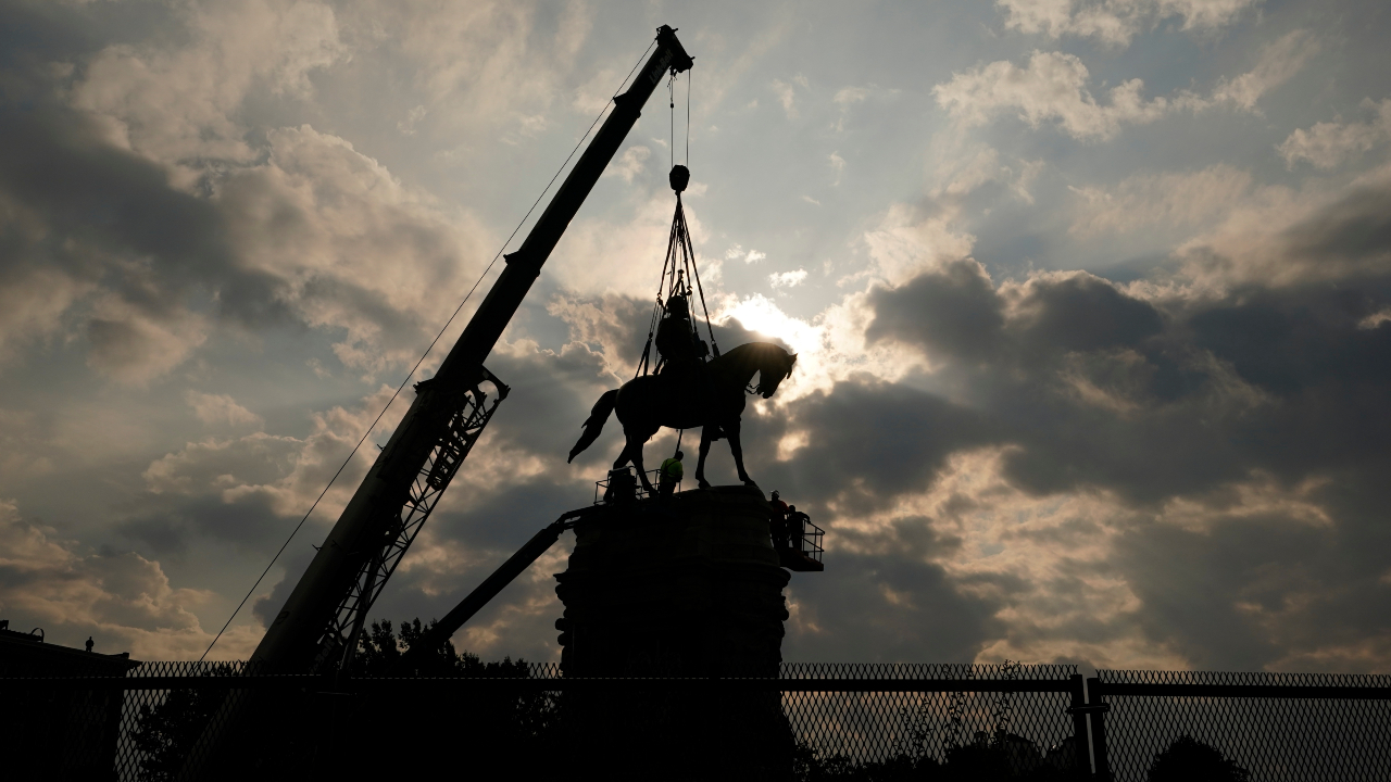 Estátua de confederado sendo removida nos Estados Unidos