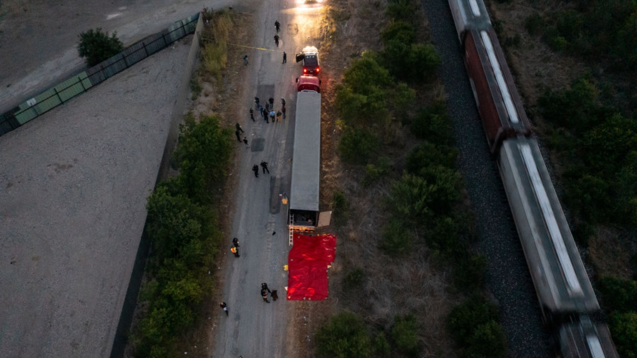 Imagem de caminhão encontrado com 46 imigrantes mortos dentro
