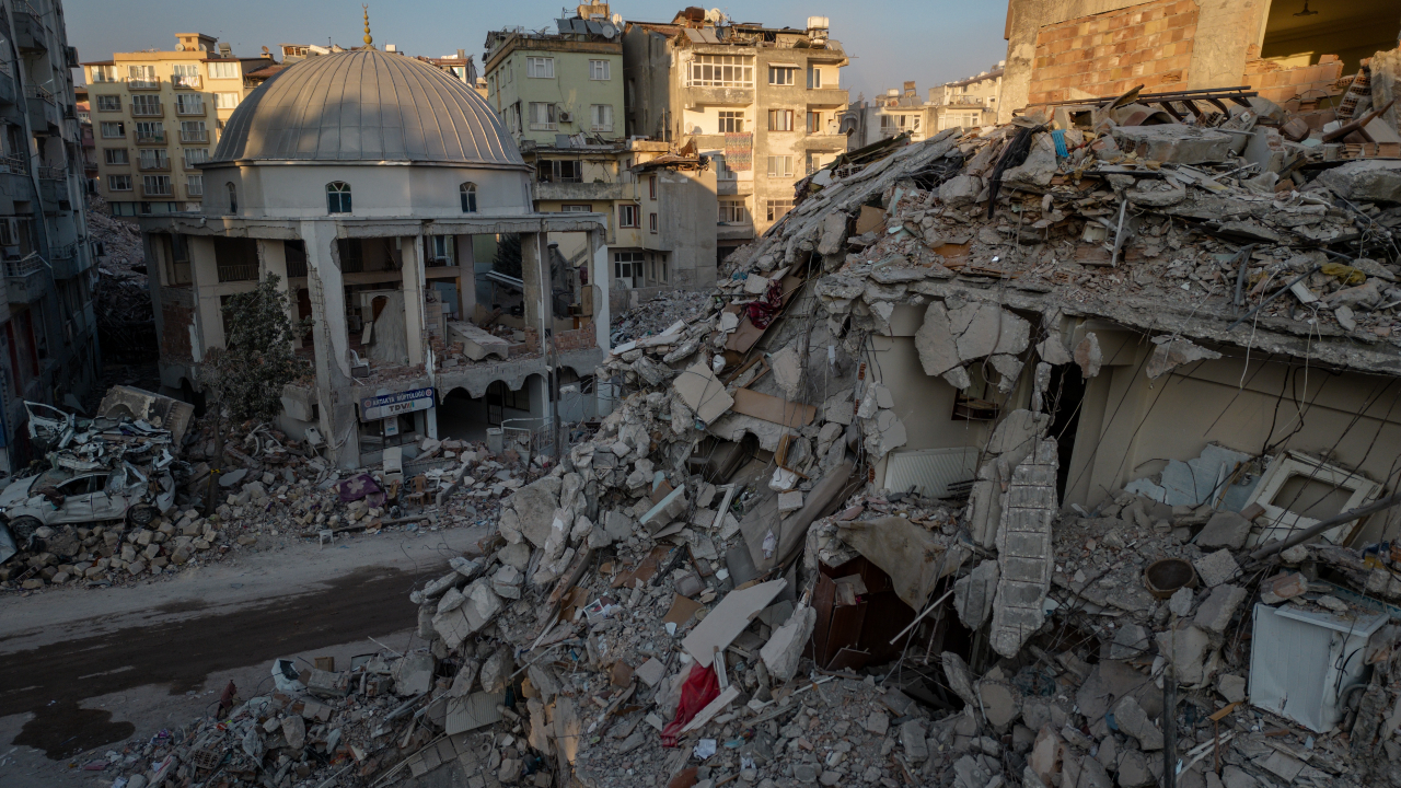 Destroços depois de terremoto na Turquia