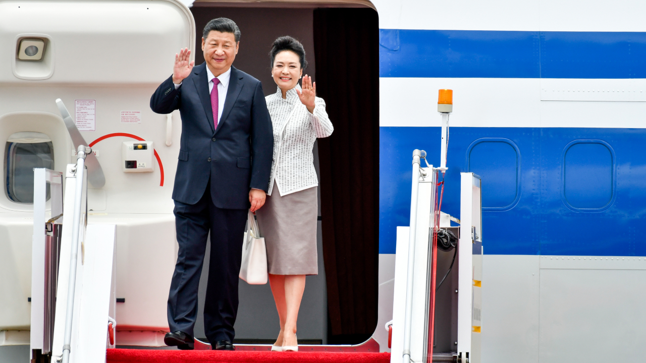 Xi Jinping e sua esposa, Peng Liyuan, em visita a Hong Kong há 5 anos