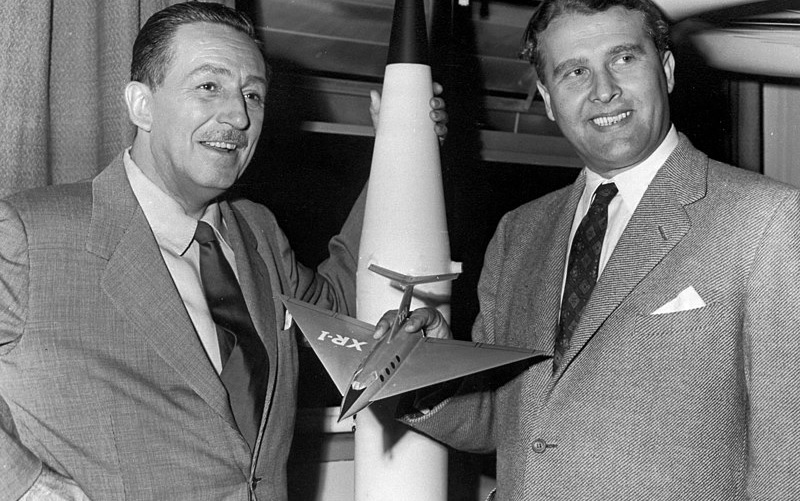 Werner von Braun e Walt Disney / CrÃ©dito: Wikimedia Commons.