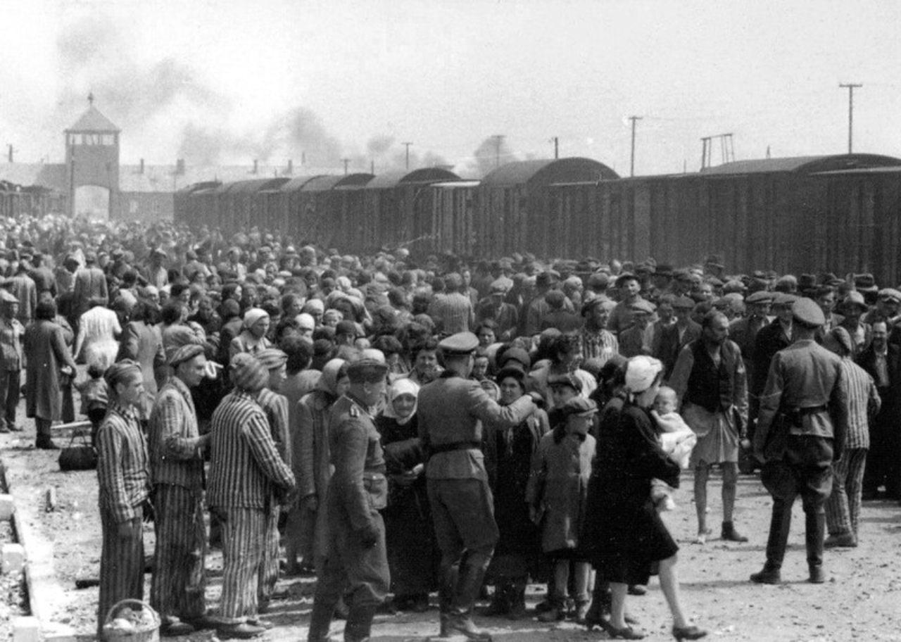 Antiga fotografia tirada em Auschwitz, durante o Holocausto