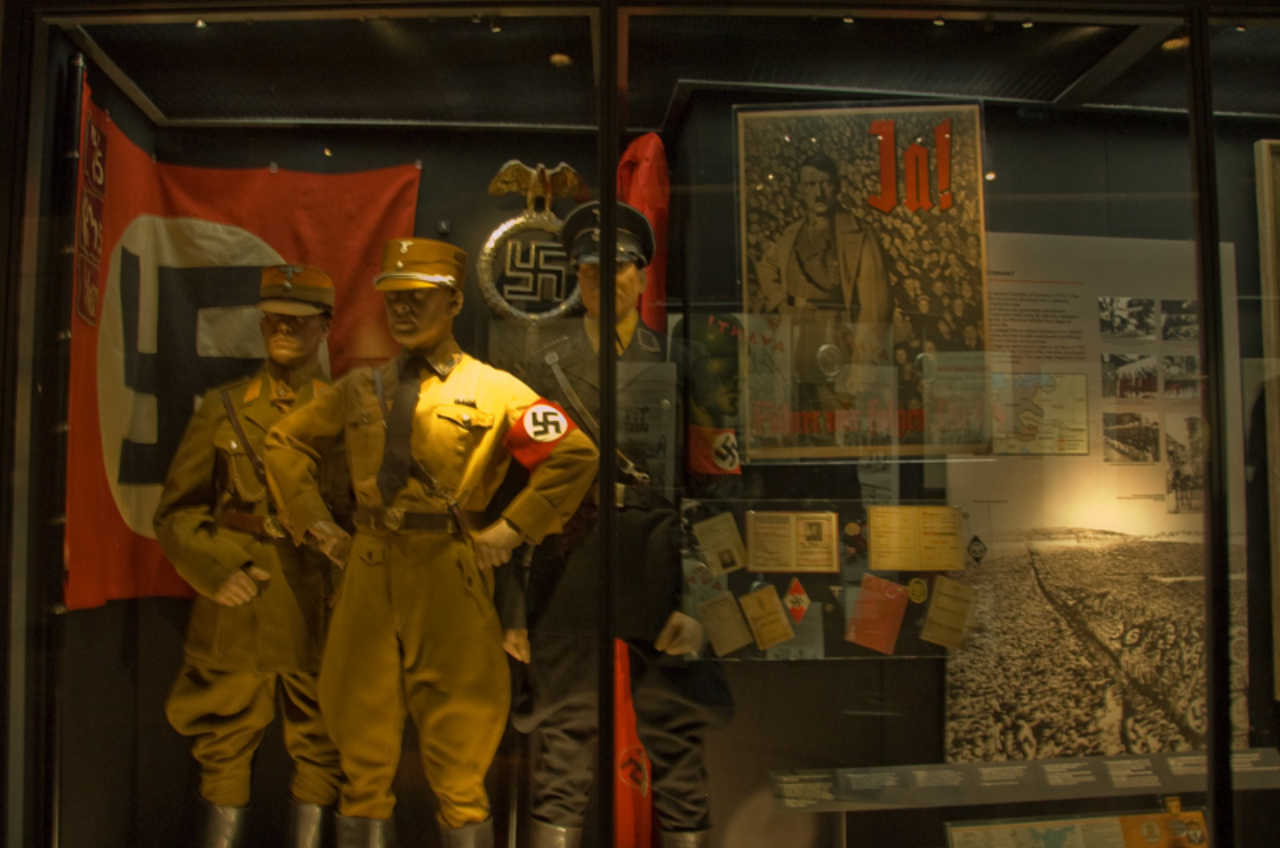 Coleção de artefatos relacionados aos nazistas, incluindo uniformes e símbolos, no Imperial War Museum, em Londres