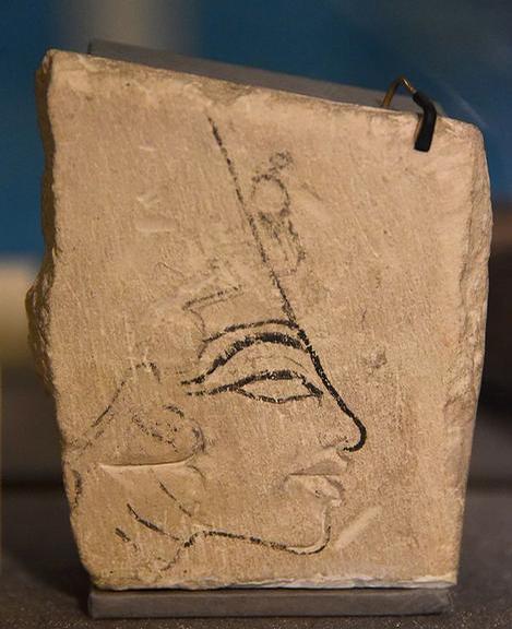 Peça que mostra o rosto da rainha Nefertiti / Crédito: Wikimedia Commons 