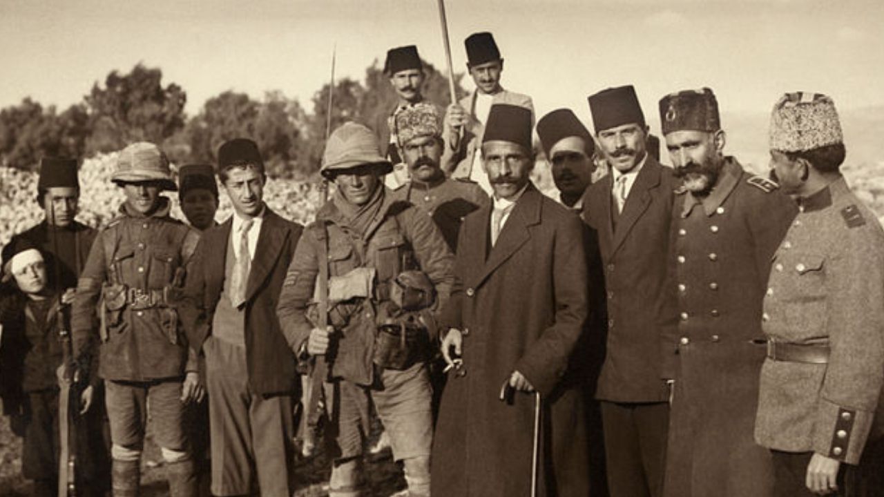 Militares otomanos que estavam sob o comando de Jerusálem são detidos por soldados britânicos, em 1917