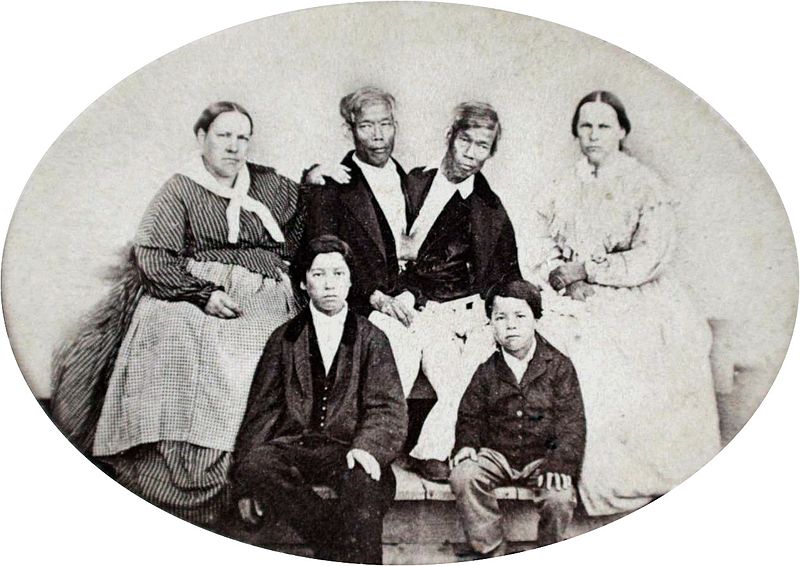  Chang e Eng Bunker com suas esposas e filhos - Foto: Wikimedia Commons