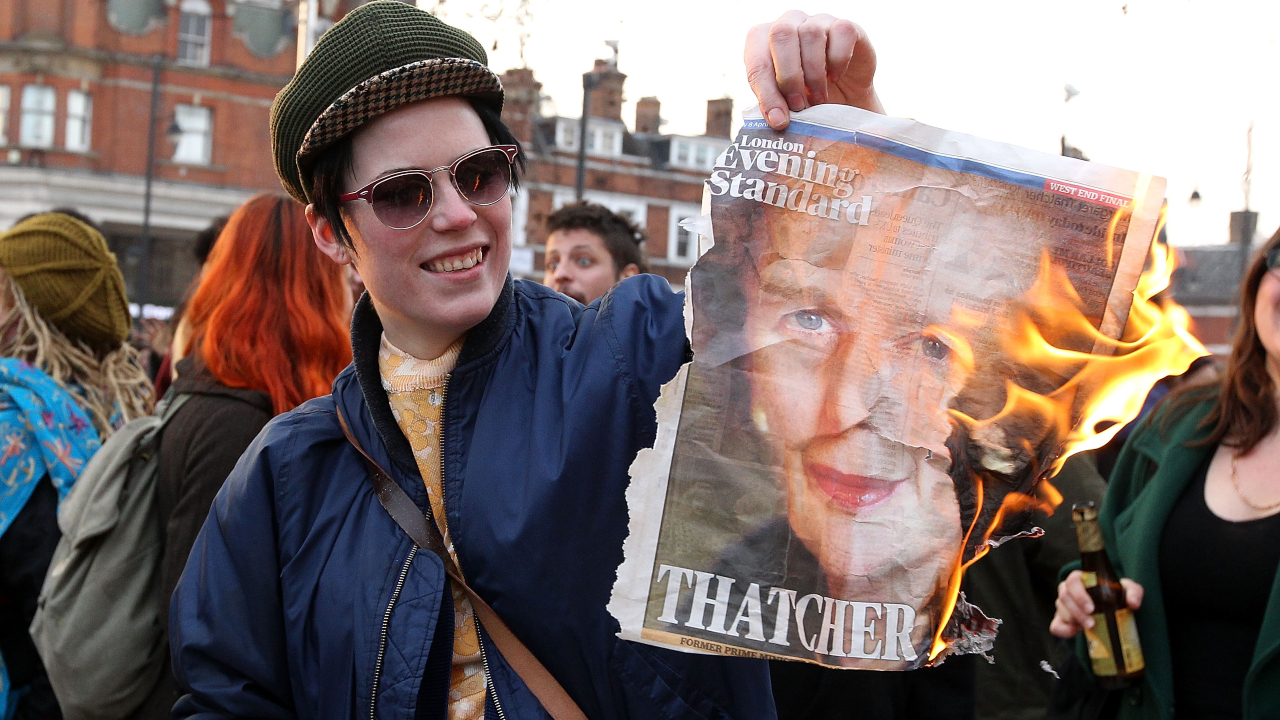 Manifestantes comemorando a morte de Thatcher