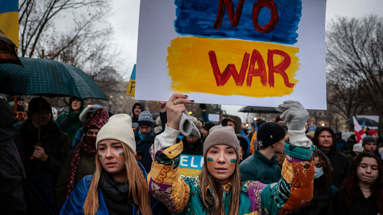 Manifestantes protestando contra a invasão russa na Ucrânia em Washington, nos Estados Unidos