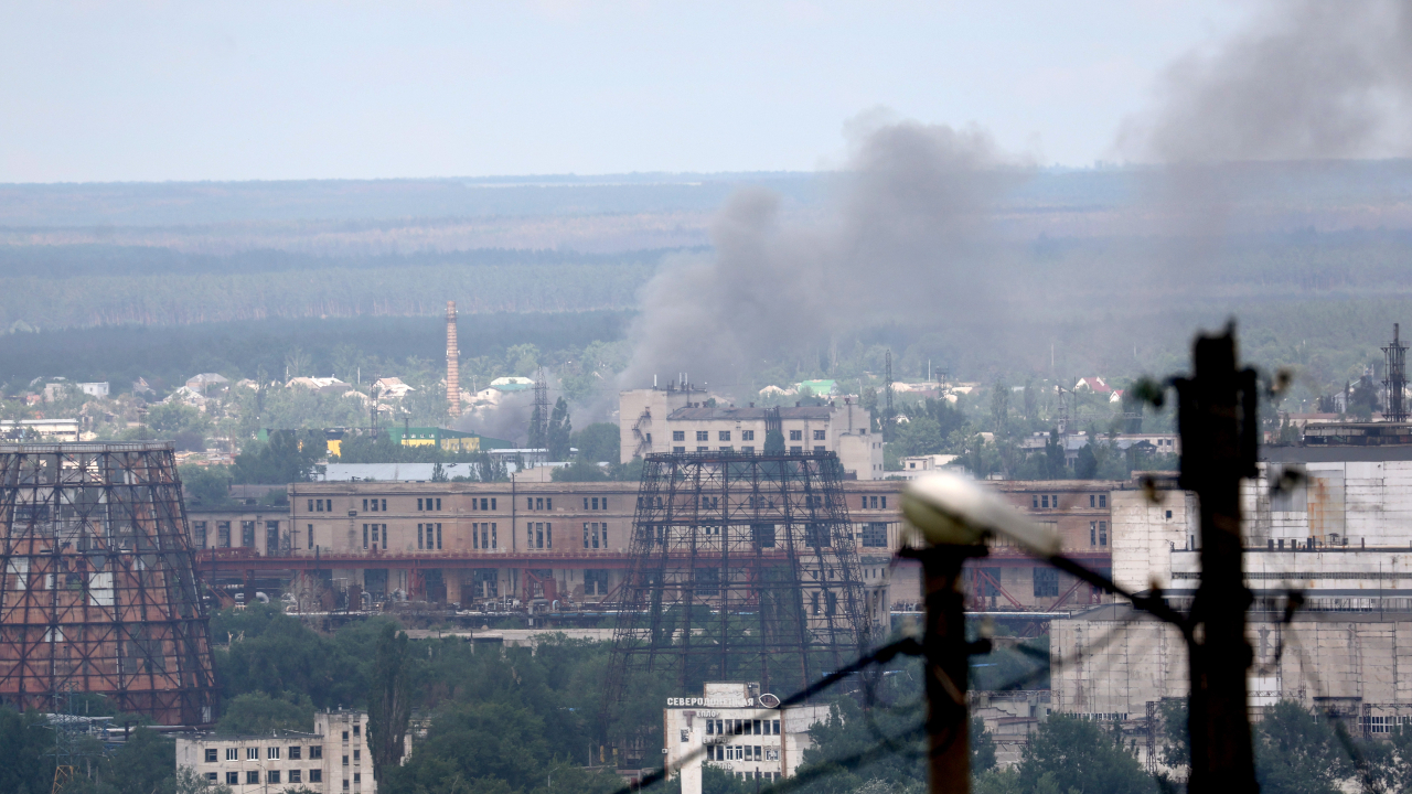 Imagem de Lysychansk durante bombardeio russo realizado no último dia 16