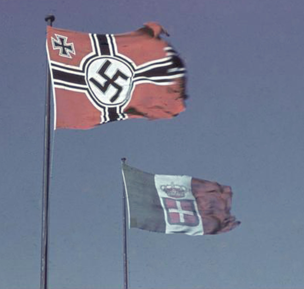 Bandeiras da Alemanha Nazista e da Itália Fascista, aliados na Segunda Guerra Mundial