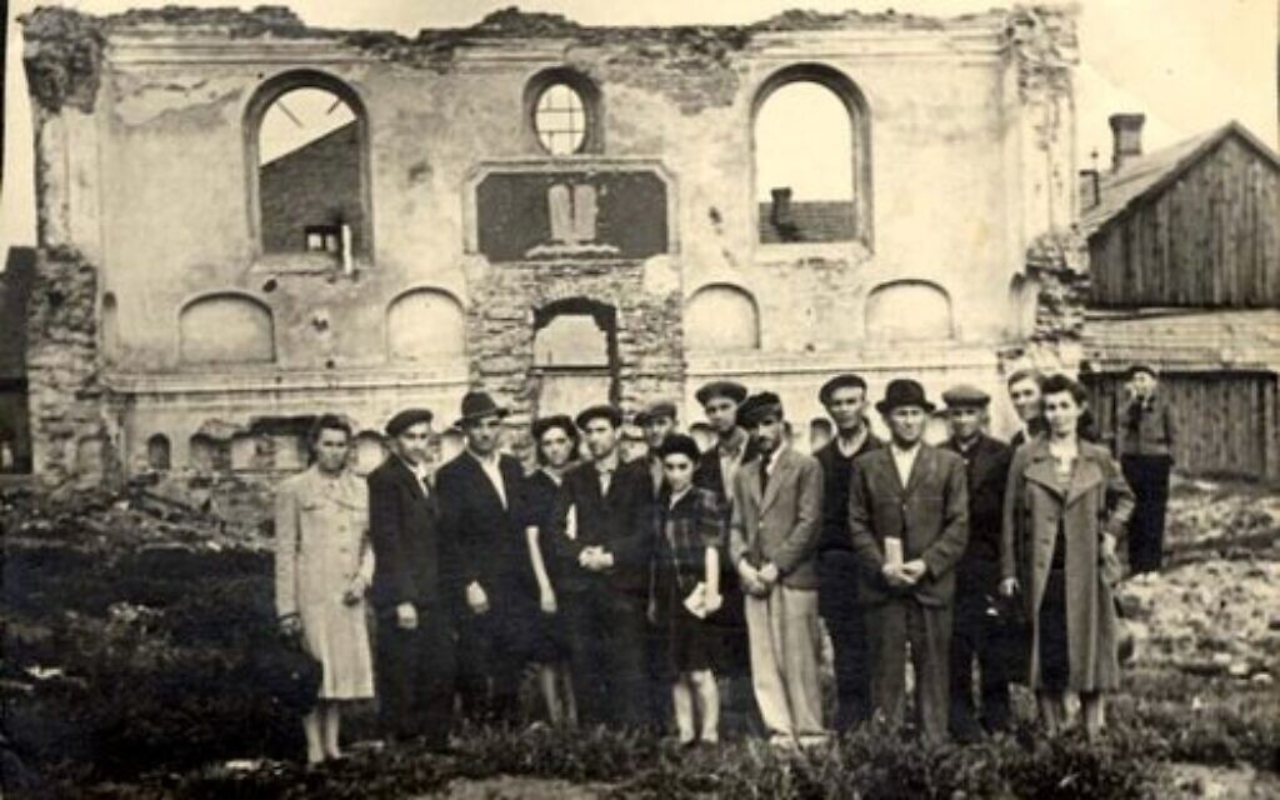 Fotografia antiga de judeus de Rozwadow em frente a sinagoga destruída na Segunda Guerra Mundial