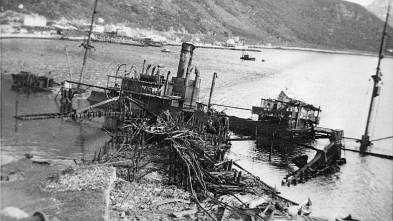 Navio destruído após bombardeio em Narvik
