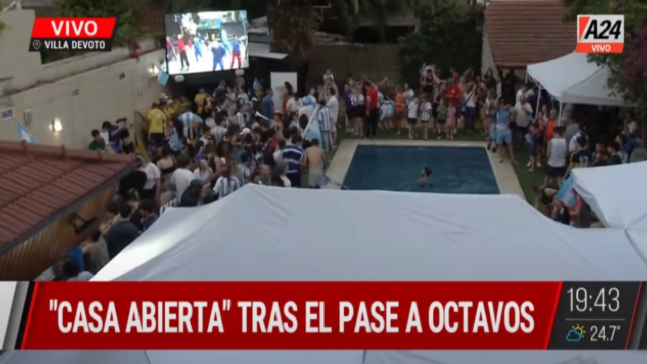 TV argentina mostrou imagens da festa na casa de Maradona. Crédito: Reprodução/A24 news