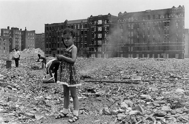  Menina brincando nos escombros, em 1980 Foto:Perla de Leon