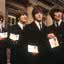 Beatles recebendo título de membro da 'Excelentíssima Ordem do Império Britânico'