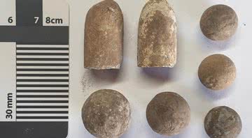 Alguns dos artefatos da Polícia Monta de Queensland encontrados - Divulgação/Universidade Flinders
